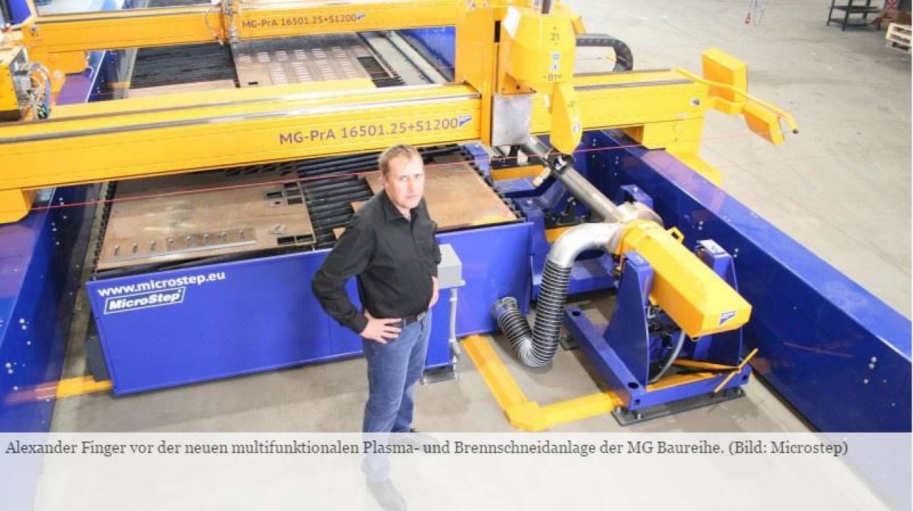 Alexander Finger vor der neuen multifunktionalen Plasma- und Brennschneidanlage der MG Baureihe. (Bild: Microstep)