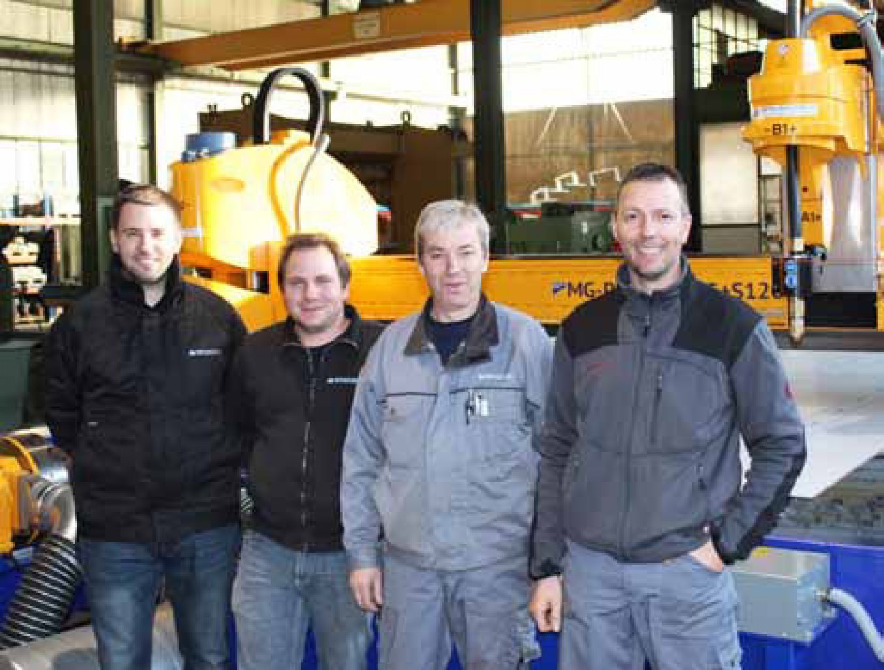 Das Team der Metallbau Steg AG mit dem neuen Schneidsystem.