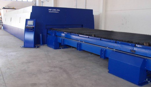 Obr. 1 Laserový rezací stroj MSF s pracovnou plochou 12x2,5 m